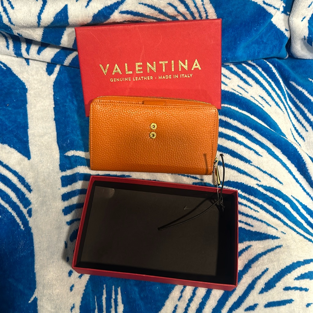 Valentina Zipped Wallet With Separate Card Slots New With Box